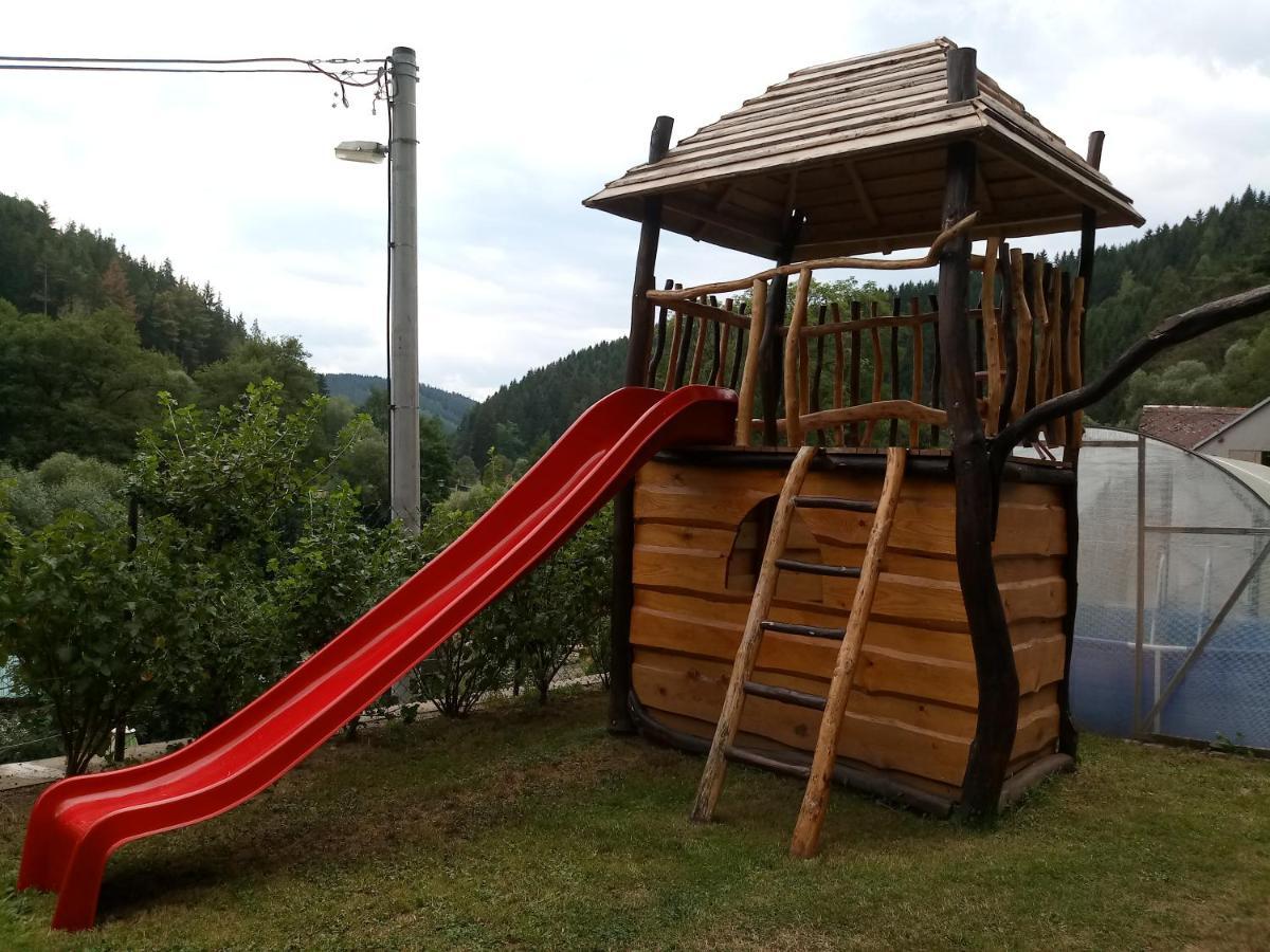 Penzion Apartmany Becov Bečov nad Teplou エクステリア 写真
