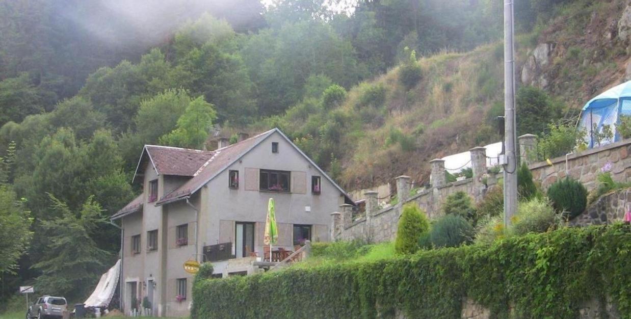 Penzion Apartmany Becov Bečov nad Teplou エクステリア 写真
