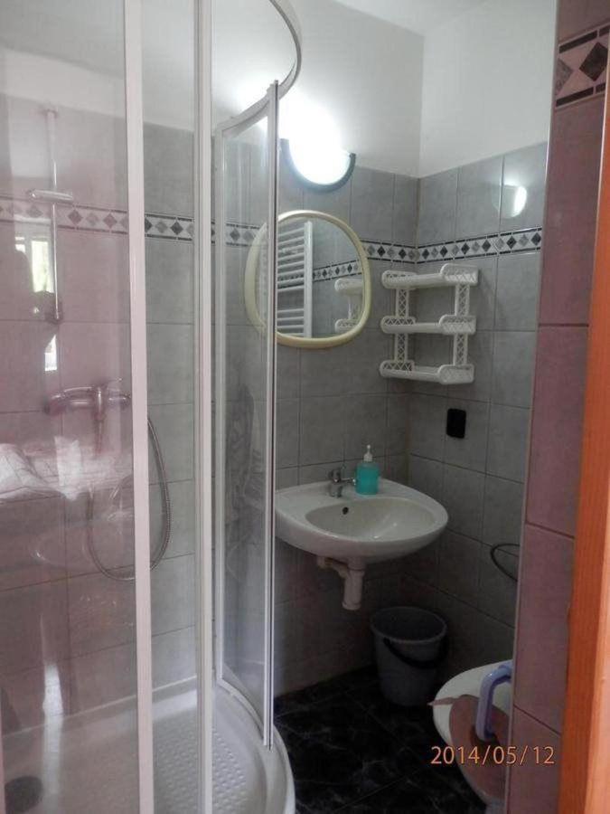 Penzion Apartmany Becov Bečov nad Teplou エクステリア 写真